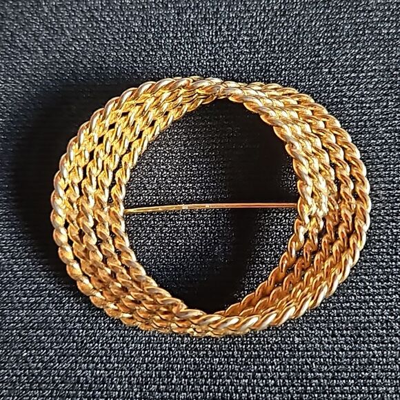 Vintage Monet Goldtone Twisted Rope Wreath Circle Pin Brooch - Picture 1 of 7
